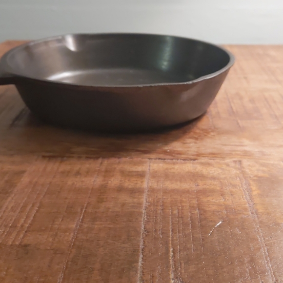 Vintage Unmarked Lodge Cast Iron Skillet, #3 - Picture 6 of 11